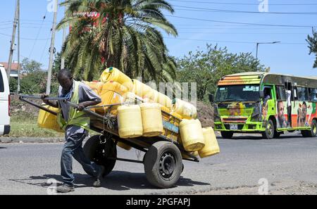 KENYA, Nairobi, traffico, mini bus Matatu e trasporto marittimo a motore con cart / KENIA, Nairobi, Verkehr, Minibus Matatu und Wassertransport mit Karren Foto Stock