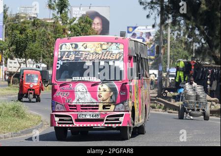 KENYA, Nairobi, Graffiti Street art e traffico, colorato dipinto SACCO mini bus Matatu / KENIA, Nairobi, Verkehr, mit Graffiti but bemalte Minibus Matatu Foto Stock