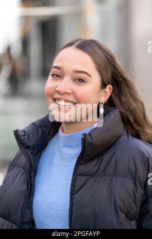 ritratto di giovane ragazza in città Foto Stock