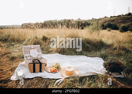 il cibo è preparato per una sessione fotografica sul campo Foto Stock