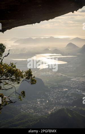 Splendida vista al tramonto sul lago e sulle montagne della città da Bico do Papagaio Foto Stock