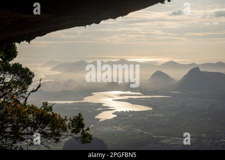 Splendida vista al tramonto sul lago e sulle montagne della città da Bico do Papagaio Foto Stock