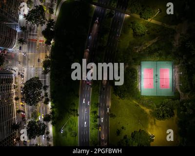 Splendida vista aerea dall'alto verso il basso per le strade con auto e campo da tennis Foto Stock