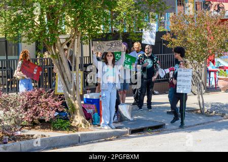 NEW ORLEANS, LA, USA - 22 MARZO 2023: Raccolta sindacale di fronte a Starbucks presso il negozio Maple Street nel quartiere Uptown Foto Stock