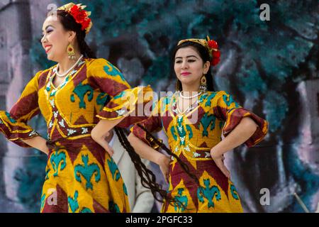 Khujand, Tagikistan. 21st marzo, 2015. Ensemble femminile in costume nazionale danza su un palco durante la celebrazione della vacanza Navruz nel Parco Navruzgoh nella città di Khujand, Repubblica del Tagikistan Foto Stock