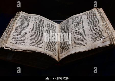 (230322) -- TEL AVIV, 22 marzo 2023 (Xinhua) -- il Codex Sassoon è visto presso il Museo ANU del popolo ebraico a Tel Aviv, Israele, il 22 marzo 2023. Il Codex Sassoon, il manoscritto biblico ebraico più antico e più completo, sarà in mostra per la prima volta in Israele giovedì, i tempi di Israele hanno riferito. (Tomer Neuberg/JINI via Xinhua) Credit: Xinhua/Alamy Live News Foto Stock