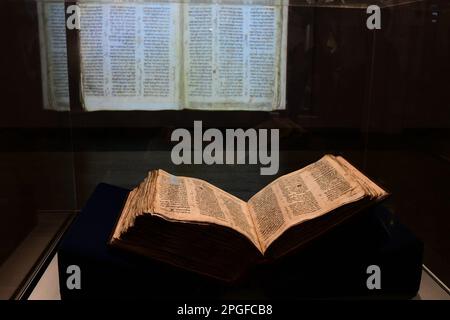 (230322) -- TEL AVIV, 22 marzo 2023 (Xinhua) -- il Codex Sassoon è visto presso il Museo ANU del popolo ebraico a Tel Aviv, Israele, il 22 marzo 2023. Il Codex Sassoon, il manoscritto biblico ebraico più antico e più completo, sarà in mostra per la prima volta in Israele giovedì, i tempi di Israele hanno riferito. (Tomer Neuberg/JINI via Xinhua) Credit: Xinhua/Alamy Live News Foto Stock