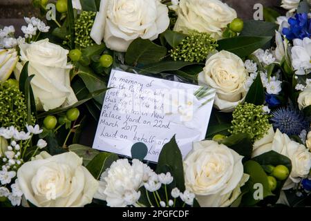 Londra, Regno Unito. 22nd marzo 2023. La gente rende omaggio a Keith David Palmer GM, un ufficiale della polizia metropolitana che ha perso la vita proteggendo il Parlamento da un attacco terroristico sei anni fa. Palmer fu insignito postumo della medaglia George per il suo coraggio nella linea di dovere. Credit: Sinai Noor/Alamy Live News Foto Stock