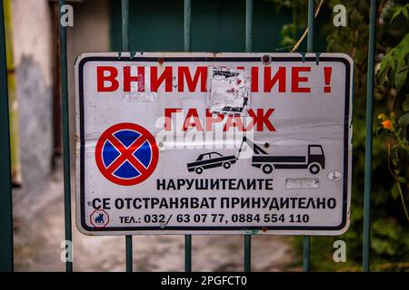 Un cartello stradale in russo che dice allo spettatore di non parcheggiare davanti ad un garage Foto Stock