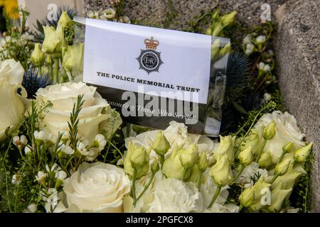 Londra, Regno Unito. 22nd marzo 2023. La gente rende omaggio a Keith David Palmer GM, un ufficiale della polizia metropolitana che ha perso la vita proteggendo il Parlamento da un attacco terroristico sei anni fa. Palmer fu insignito postumo della medaglia George per il suo coraggio nella linea di dovere. Credit: Sinai Noor/Alamy Live News Foto Stock