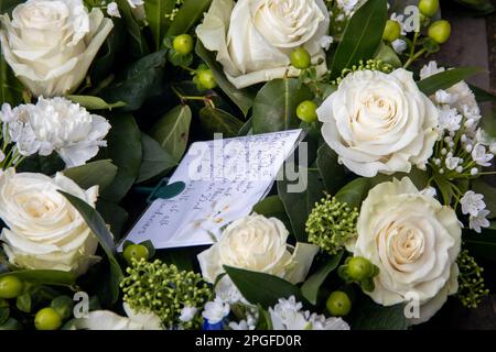 Londra, Regno Unito. 22nd marzo 2023. La gente rende omaggio a Keith David Palmer GM, un ufficiale della polizia metropolitana che ha perso la vita proteggendo il Parlamento da un attacco terroristico sei anni fa. Palmer fu insignito postumo della medaglia George per il suo coraggio nella linea di dovere. Credit: Sinai Noor/Alamy Live News Foto Stock