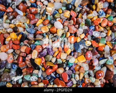 Vista ravvicinata con cornice completa di pietre minerali levigate e di taglio rotondo. Foto Stock