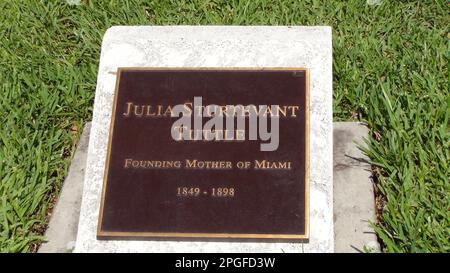 MIAMI, Florida - 04 marzo 2017: Targa commemorativa sulla statua di Julia Tuttle nel Bayfront Park , una donna d'affari americana che possedeva la terra su cui Foto Stock