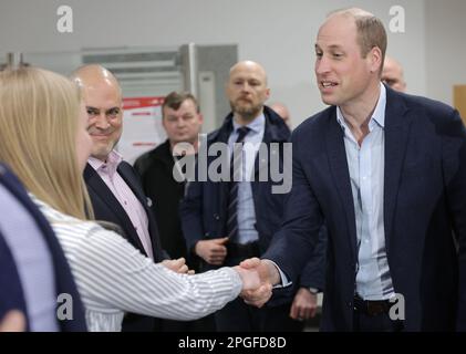 Il Principe del Galles con Kevin J. Allen, rappresentante dell'Alto Commissariato delle Nazioni Unite per i rifugiati in Polonia (seconda a sinistra) durante una visita in un centro di alloggio a Varsavia, Polonia, Che ospita circa 300 donne e bambini ucraini che sono arrivati nel paese più recentemente e sono attualmente meno integrati nelle comunità polacche. Il centro è gestito dalla Città di Varsavia ed è aperto subito dopo l'inizio della guerra in Ucraina. Data immagine: Mercoledì 22 marzo 2023. Foto Stock