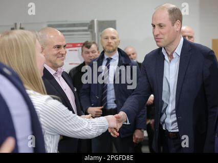 Il Principe del Galles con Kevin J. Allen, rappresentante dell'Alto Commissariato delle Nazioni Unite per i rifugiati in Polonia (seconda a sinistra) durante una visita in un centro di alloggio a Varsavia, Polonia, Che ospita circa 300 donne e bambini ucraini che sono arrivati nel paese più recentemente e sono attualmente meno integrati nelle comunità polacche. Il centro è gestito dalla Città di Varsavia ed è aperto subito dopo l'inizio della guerra in Ucraina. Data immagine: Mercoledì 22 marzo 2023. Foto Stock