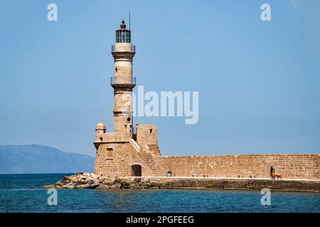 La torre del faro sulla parete del porto a la Canea, a Creta, in Grecia sorge a 26m metri sopra la baia sottostante. Foto Stock