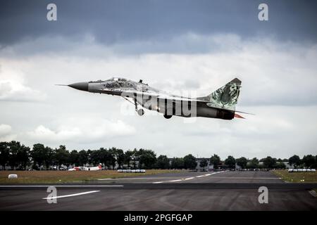 Volo da caccia MIG-29 Fulcrum della forza aerea slovacca che parte dalla base aerea Gilze-Rijen, Paesi Bassi - 20 giugno 2014 Foto Stock