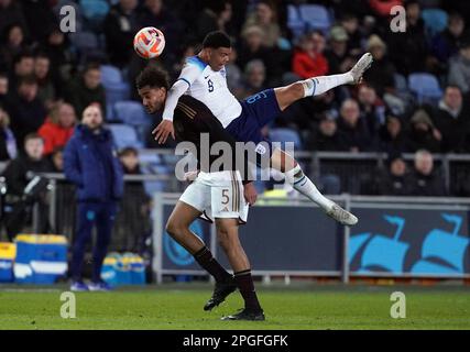 Dane Scarlett in Inghilterra e Jamie Lawrence in Germania (a sinistra) combattono per la palla durante la partita internazionale amichevole all'Academy Stadium, Manchester. Data immagine: Mercoledì 22 marzo 2023. Foto Stock