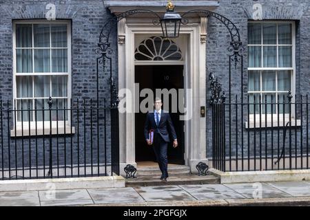 Londra, Regno Unito. 22nd marzo, 2023. Il primo ministro Rishi Sunak lascia 10 Downing Street per partecipare alle interrogazioni del primo ministro e a una votazione sul meccanismo frenante Stormont dell'accordo quadro di Windsor alla Camera dei Comuni. Anche l'ex primo ministro Boris Johnson sta comparendo dinanzi al Comitato dei privilegi della Camera dei Comuni. Credit: Notizie dal vivo di Mark Kerrison/Alamy Foto Stock