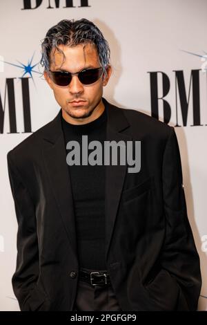 21 marzo 2023, BEVERLY HILLS, CALIFORNIA, USA: TAINY arriva sul tappeto rosso per i 30th premi annuali BMI Latin Awards al Beverly Wilshire Four Seasons Hotel di Beverly Hills, California, il 21 marzo 2023. (Credit Image: © Clutch Pockets Wambli/ZUMA Press Wire) SOLO PER USO EDITORIALE! Non per USO commerciale! Foto Stock