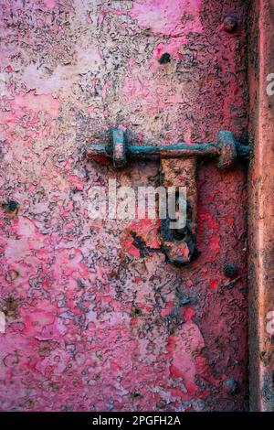 Porta in acciaio arrugginito con vernice di peeling Foto Stock