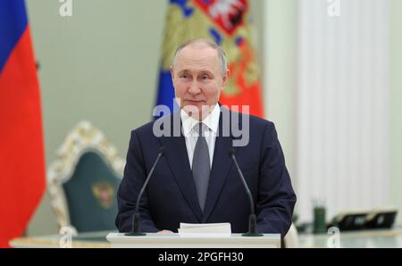 Mosca, Russia. 22nd Mar, 2023. Il presidente russo Vladimir Putin ha espresso le sue osservazioni durante la cerimonia di premiazione del Premio Presidenziale del 2022 al Palazzo del Cremlino, il 22 marzo 2023 a Mosca, Russia. Credit: Gavriil Grigorov/Kremlin Pool/Alamy Live News Foto Stock
