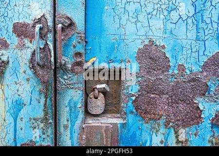 Porta in acciaio arrugginito con vernice di peeling Foto Stock