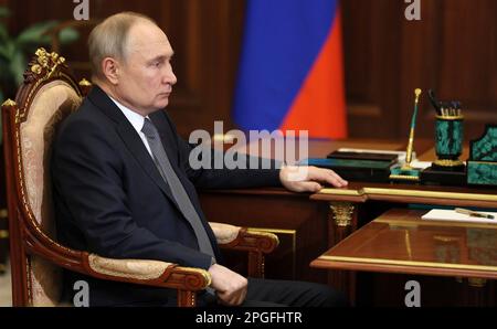 Mosca, Russia. 22nd Mar, 2023. Il presidente russo Vladimir Putin tiene un incontro faccia a faccia con il leader del partito e membro della Russia unita, il comitato di sicurezza della Duma di Stato Vladimir Vasiliev, al Cremlino, il 22 marzo 2023 a Mosca, Russia. Credit: Gavriil Grigorov/Kremlin Pool/Alamy Live News Foto Stock