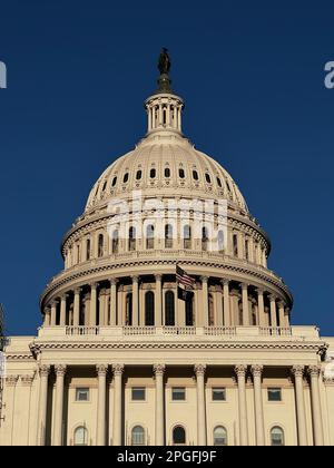 Il cielo blu sopra il Campidoglio degli Stati Uniti con bandiera nazionale ondeggiante - Washington DC, Stati Uniti d'America Foto Stock