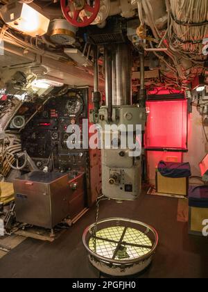 Vista generale della sala di controllo e del periscopio all'interno di HMS Ocelot nella storica Dockyard Chatham, Kent, Regno Unito. Foto Stock