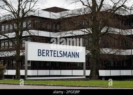 22 marzo 2023, Renania settentrionale-Vestfalia, Gütersloh: Vista dell'edificio dell'amministrazione centrale del gruppo internazionale dei media Bertelsmann. Foto: Friso Gentsch/dpa Foto Stock