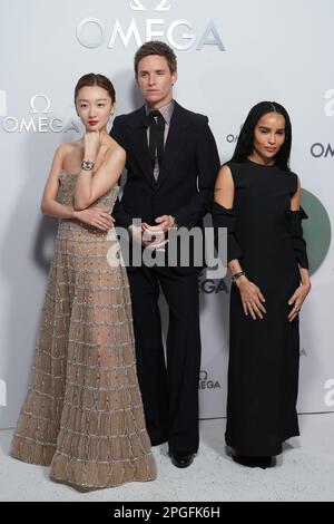 Zhou Dongyu, Eddie Redmayne e Zoe Kravitz, partecipanti all'evento internazionale di lancio degli orologi Omega Aqua Terra Shades presso le Embankment Galleries di Somerset House, Londra. Data immagine: Mercoledì 22 marzo 2023. Foto Stock