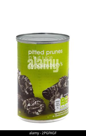 Irvine, Scozia, Regno Unito - 02 febbraio 2023: Prugne snocciolate a marchio Sainsbury in una lattina riciclabile e un'etichetta con grafica relativa al pr Foto Stock
