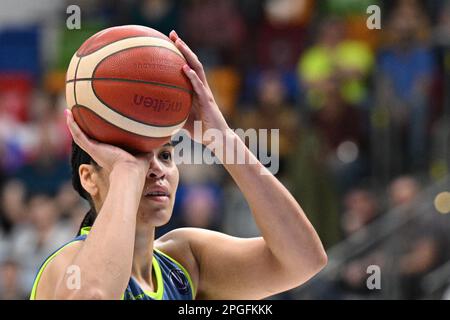 Praga, Repubblica Ceca. 22nd Mar, 2023. Brionna Jones (USK) in azione durante la Women's European Basketball League (Eurolega Women) decisiva partita 3rd dei playoff del quarto finale ZVZ USK Praga vs Perfumerias Avenida Baloncesto Salamanca, il 22 marzo 2023, a Praga, Repubblica Ceca. Credit: Michal Kamaryt/CTK Photo/Alamy Live News Foto Stock