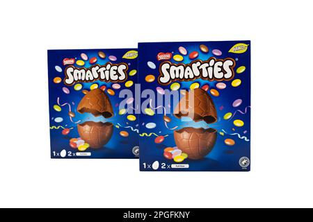 Irvine, Scozia, Regno Unito-20 marzo 2023: Uova di cioccolato Smarties a tema pasquale a marchio Nestle in una scatola di cartone riciclabile e con icone grafiche Foto Stock