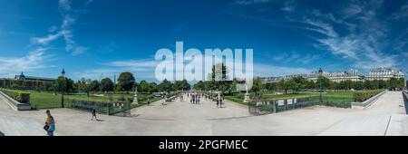 Parigi, Francia - 30 agosto 2019 : i turisti nel Giardino delle tuileries (Jardin des Tuileries) - giardino pubblico situato tra il Louvre e Place de la Concorde. IO Foto Stock