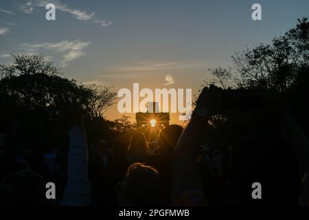 Non esclusiva: DZIBILCHALTUN, YUCATAN, MESSICO - 21 MARZO: Come ogni anno, il 21 marzo, è stato possibile apprezzare l'equinozio primaverile nell'archaeo Foto Stock