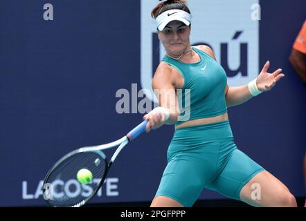 Miami Gardens, Stati Uniti. 22nd Mar, 2023. Bianca Andreescu dal Canada restituisce la palla a Emma Raducanu dalla Gran Bretagna nel primo set il giorno di apertura del Miami Open nell'Hard Rock Stadium di Miami Gardens, Florida, mercoledì 22 marzo 2023. Foto di Gary i Rothstein/UPI Credit: UPI/Alamy Live News Foto Stock