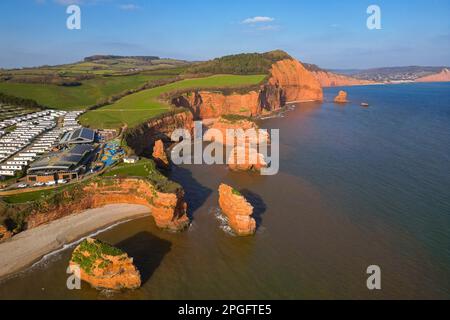 Veduta aerea dei pinnacoli di roccia arenaria e delle scogliere a Ladram Bay vicino Otterton sulla Costa Jurassica del Devon. Foto Stock