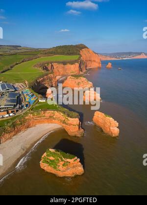 Veduta aerea dei pinnacoli di roccia arenaria e delle scogliere a Ladram Bay vicino Otterton sulla Costa Jurassica del Devon. Foto Stock