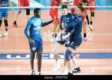 Verona, Italia. 22nd Mar, 2023. Esultazione di WithU Verona durante il Playoff - WithU Verona VS Cucine Lube Civitanova, Pallavolo Serie a Campionato Men Superleague a Verona, Italia, Marzo 22 2023 Credit: Independent Photo Agency/Alamy Live News Foto Stock