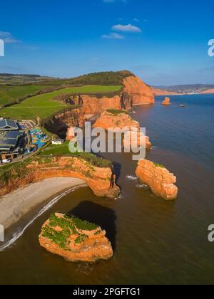 Veduta aerea dei pinnacoli di roccia arenaria e delle scogliere a Ladram Bay vicino Otterton sulla Costa Jurassica del Devon. Foto Stock