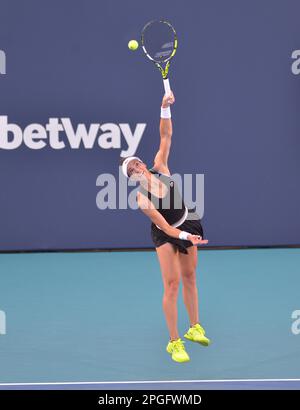 Miami Gardens, Stati Uniti. 21st Mar, 2023. MIAMI GARDENS, FLORIDA - 21 MARZO: Evgeniya Rodina (RUS) vs. Bernarda Pera (USA) durante il Miami Open presentato dal primo turno di Itaú all'Hard Rock Stadium il 21 marzo 2023 a Miami Gardens, Florida. (Foto di JL/Sipa USA) Credit: Sipa USA/Alamy Live News Foto Stock