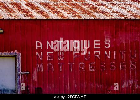 Un negozio di antiquariato abbandonato si affida alla Mississippi Highway 63, 20 marzo 2023, a Moss Point, Mississippi. Il negozio vendeva mobili vecchi e nuovi. Foto Stock