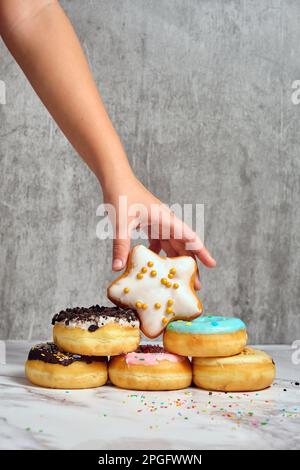 torta di ciambelle sul tavolo con una piramide Foto Stock