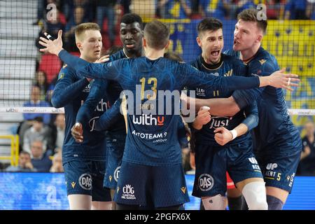 Verona, Italia. 22nd Mar, 2023. Pala AGSM-AIM, Verona, Italia, 22 marzo 2023, L'esultazione di WithU Verona durante il Playoff - WithU Verona VS Cucine Lube Civitanova - Volley Serie a Men Campionato Superleague Credit: Live Media Publishing Group/Alamy Live News Foto Stock