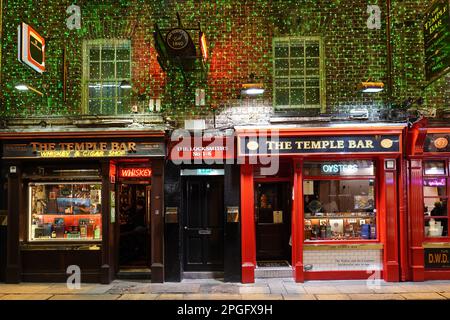 Pub colorato nel quartiere Temple Bar di Dublino Foto Stock