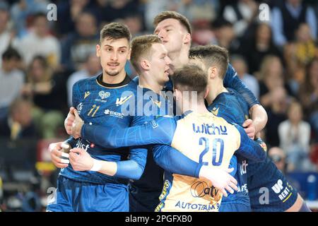 Verona, Italia. 22nd Mar, 2023. Esultazione di WithU Verona durante il Playoff - WithU Verona VS Cucine Lube Civitanova, Pallavolo Serie a Campionato Men Superleague a Verona, Italia, Marzo 22 2023 Credit: Independent Photo Agency/Alamy Live News Foto Stock