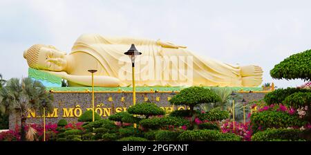 Un Buddha sdraiato alla pagoda di Vinh Trang vicino al Delta del Mekong in Vietnam Foto Stock