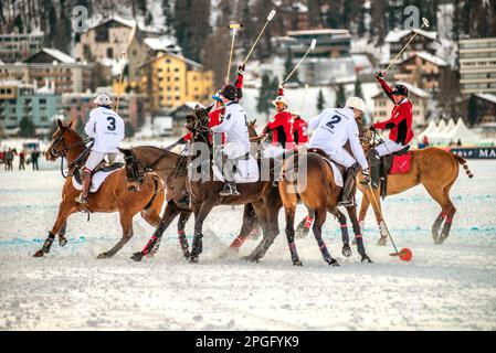 I membri del "Cartier" il gioco di squadra contro il Team 'Maserati' durante la neve Polo World Cup 2016, St.Moritz, Svizzera Foto Stock